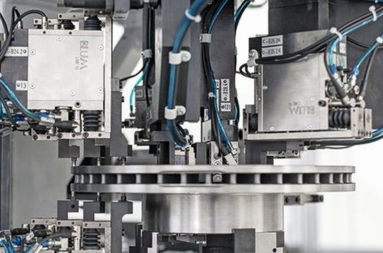 Bei der dynamischen Messung von Bremsscheiben werden die Messdaten für Dimensionen wie Durchmesser, Höhen und Wanddicken von jeweils 20 Messtastern aufgenommen. Bei der dynamischen Messung von Bremsscheiben werden die Messdaten für Dimensionen wie Durchmesser, Höhen und Wanddicken von jeweils 20 Messtastern aufgenommen.