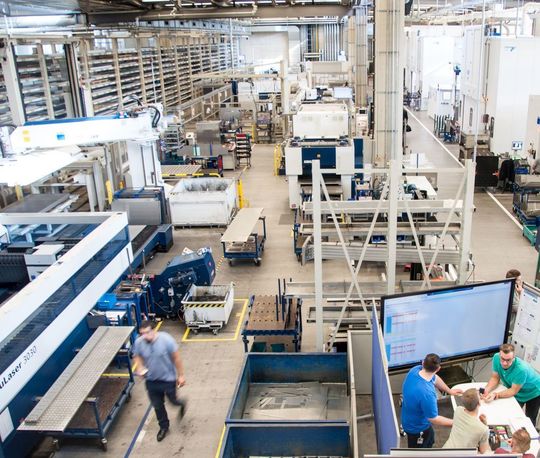 Am Beispiel Blechverarbeitung demonstriert Trumpf in seiner Pilotfabrik zu Industrie 4.0, wie Arbeit 4.0 funktioniert und was man für die produktive und reibungslos arbeitende Smart Factory alles braucht. Am Beispiel Blechverarbeitung demonstriert Trumpf in seiner Pilotfabrik zu Industrie 4.0, wie Arbeit 4.0 funktioniert und was man für die produktive und reibungslos arbeitende Smart Factory alles braucht.