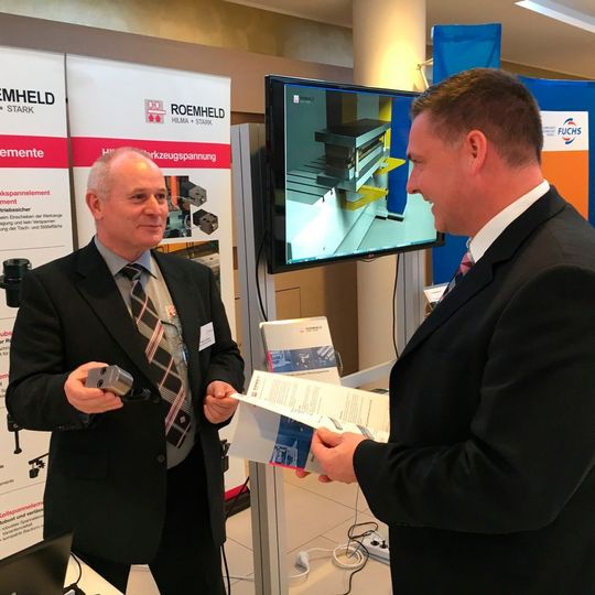 Fred Lenke, Produktmanager Werkzeugspanntechnik und Magnetspannsysteme von Roemheld (links), präsentierte auf dem 8. Kongress Stanztechnik eine Auswahl an hydraulischen und elektromagnetischen Spannelementen für die Erstausrüstung und den nachträglichen Einbau an Pressen und Stanzen. Fred Lenke, Produktmanager Werkzeugspanntechnik und Magnetspannsysteme von Roemheld (links), präsentierte auf dem 8. Kongress Stanztechnik eine Auswahl an hydraulischen und elektromagnetischen Spannelementen für die Erstausrüstung und den nachträglichen Einbau an Pressen und Stanzen.