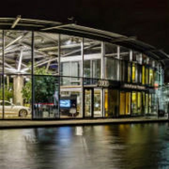 Der Audi-Betrieb Heinz Nauen ist bei Tag und Nacht ein Blickfang.