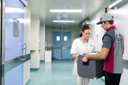 Der Express- und Kurierdienstleister trans-portiert Tag und Nacht sensible Lieferungen, von diagnostischen Proben über biologische Produkte bis zu temperatursensiblen Sendungen. Der Express- und Kurierdienstleister trans-portiert Tag und Nacht sensible Lieferungen, von diagnostischen Proben über biologische Produkte bis zu temperatursensiblen Sendungen.