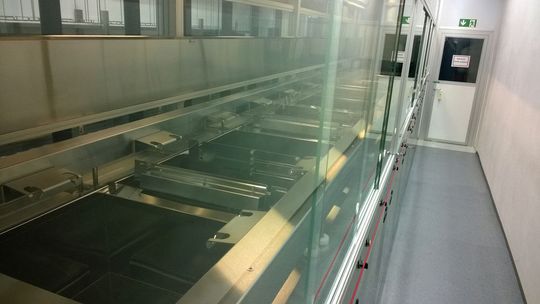 Die Anlage von UCM ist an sechs Tagen der Woche rund um die Uhr in Betrieb. Pro Tag werden über eine Million Teile gereinigt. Die Reinigungsanlage verfügt über insgesamt 13 Stationen. Die Anlage von UCM ist an sechs Tagen der Woche rund um die Uhr in Betrieb. Pro Tag werden über eine Million Teile gereinigt. Die Reinigungsanlage verfügt über insgesamt 13 Stationen.