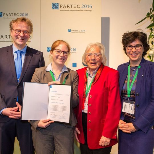 Prof. Hermann Nirschl, Chairman der Partec, Dr.-Ing. Doris Segets, Preisträgerin des Friedrich-Löffler-Preises, Elisabeth Löffler und Dr. Ljuba Woppowa, Geschäftsführerin VDI-GVC (v.l.n.r.), bei der Preisverleihung. Prof. Hermann Nirschl, Chairman der Partec, Dr.-Ing. Doris Segets, Preisträgerin des Friedrich-Löffler-Preises, Elisabeth Löffler und Dr. Ljuba Woppowa, Geschäftsführerin VDI-GVC (v.l.n.r.), bei der Preisverleihung.
