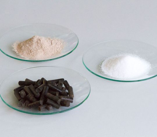 Mit dem neuen Fraunhofer-Verfahren entstehen aus Gülle wertvolle Phosphordünger (hinten), Stickstoffdünger (rechts) und Bodenverbesserer (vorne). Mit dem neuen Fraunhofer-Verfahren entstehen aus Gülle wertvolle Phosphordünger (hinten), Stickstoffdünger (rechts) und Bodenverbesserer (vorne).