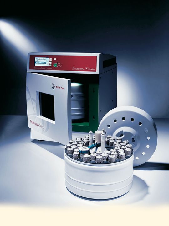 Abb.1: der neue Rotor 48MF50 fasst bis zu 48 Reaktionsgefäße, die in drei Teilkreisen angeordnet sind. Abb.1: der neue Rotor 48MF50 fasst bis zu 48 Reaktionsgefäße, die in drei Teilkreisen angeordnet sind.
