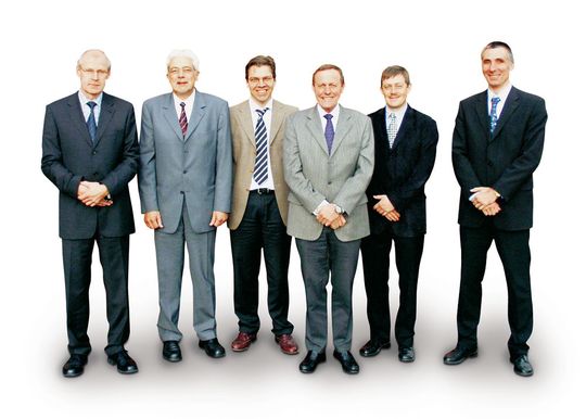 Abb.1: Die Köpfe hinter der Kooperation: (v.l.: Dr. Reinhard Grybowski (Bereichsleiter Fridurit), Gerhard Koch (Vertriebsleiter Fridurit), Dr. Hans Plug (Market Manager Trespa International BV), Ole Larsen (Sales Manager Broen), Jesper Torp (Lab Director Broen), Thomas Gasdorf (Geschäftsführer Broen Armaturen GmbH) Abb.1: Die Köpfe hinter der Kooperation: (v.l.: Dr. Reinhard Grybowski (Bereichsleiter Fridurit), Gerhard Koch (Vertriebsleiter Fridurit), Dr. Hans Plug (Market Manager Trespa International BV), Ole Larsen (Sales Manager Broen), Jesper Torp (Lab Director Broen), Thomas Gasdorf (Geschäftsführer Broen Armaturen GmbH)
