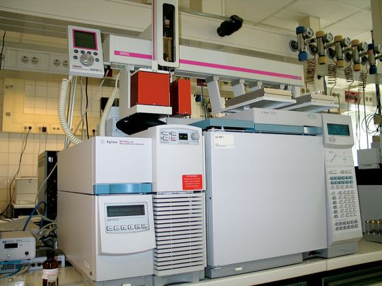 Abb.1: GC-MS-Arbeitsplatz für die vollständig automatisierte Bestimmung von Pflanzenschutzmitteln in Wasserproben mittels SPME. Abb.1: GC-MS-Arbeitsplatz für die vollständig automatisierte Bestimmung von Pflanzenschutzmitteln in Wasserproben mittels SPME.