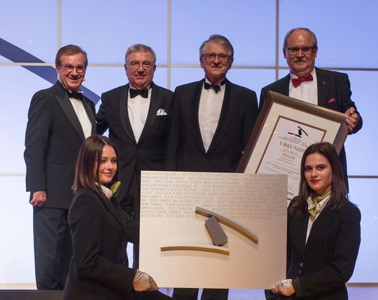 Prof. Dieter Spath, Vorstandsvorsitzender von Wittenstein (2. v. li.) und „Galaxie-Erfinder“ Thomas Bayer (rechts) nahmen am vergangenen Samstagabend den Innovationspreis der deutschen Wirtschaft von Physiknobelpreisträger Prof. Dr. Klaus von Klitzing (2. v. re.) entgegen. Prof. Dieter Spath, Vorstandsvorsitzender von Wittenstein (2. v. li.) und „Galaxie-Erfinder“ Thomas Bayer (rechts) nahmen am vergangenen Samstagabend den Innovationspreis der deutschen Wirtschaft von Physiknobelpreisträger Prof. Dr. Klaus von Klitzing (2. v. re.) entgegen.