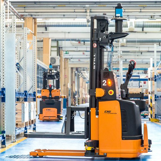SKF Österreich stellte die Versorgung der Fertigungslinien mit Vorprodukten im Wälzlagerwerk Steyr auf ein fahrerloses Transportsystem von DS Automation um. SKF Österreich stellte die Versorgung der Fertigungslinien mit Vorprodukten im Wälzlagerwerk Steyr auf ein fahrerloses Transportsystem von DS Automation um.