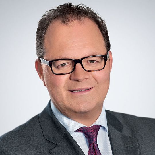 Der Aufsichtsrat hat Dipl.-Kfm. Christian Thönes einstimmig zum Vorstandsvorsitzenden bei DMG Mori bestellt. Der Aufsichtsrat hat Dipl.-Kfm. Christian Thönes einstimmig zum Vorstandsvorsitzenden bei DMG Mori bestellt.