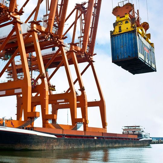 Eine typische Bremsanwendung ist der Absenkbetrieb eines Container-Krans. Eine typische Bremsanwendung ist der Absenkbetrieb eines Container-Krans.