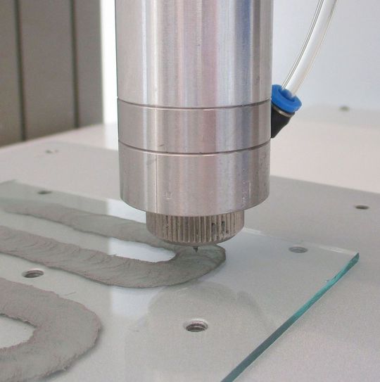 Das Versprühen abrasiver Lotpaste gelingt mit dem neuen eco-Spray der Viscotec-Hausmarke preeflow mit einer präzisen, randscharfen Verteilung bei geringstem Overspray. Das Versprühen abrasiver Lotpaste gelingt mit dem neuen eco-Spray der Viscotec-Hausmarke preeflow mit einer präzisen, randscharfen Verteilung bei geringstem Overspray.