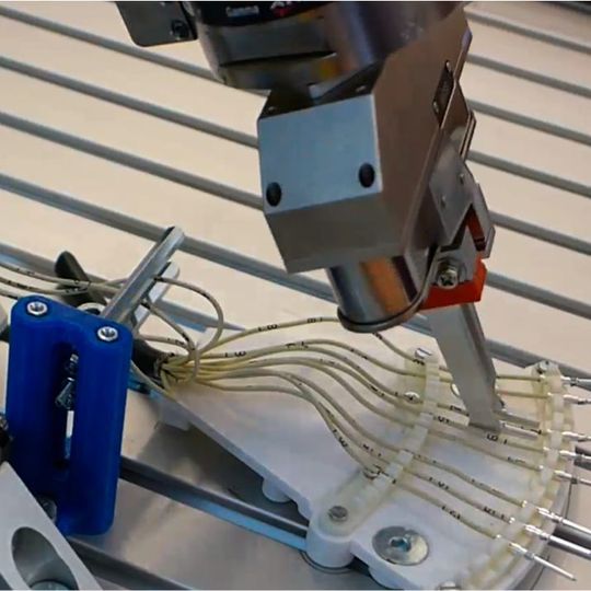 Diese Roboter-Anwendung in der Kabelmontage wurde vom Startup Artiminds Robotics programmiert. Das Ziel lautet die Komplexität im Umgang mit den Robotern deutlich zu senken. Diese Roboter-Anwendung in der Kabelmontage wurde vom Startup Artiminds Robotics programmiert. Das Ziel lautet die Komplexität im Umgang mit den Robotern deutlich zu senken.
