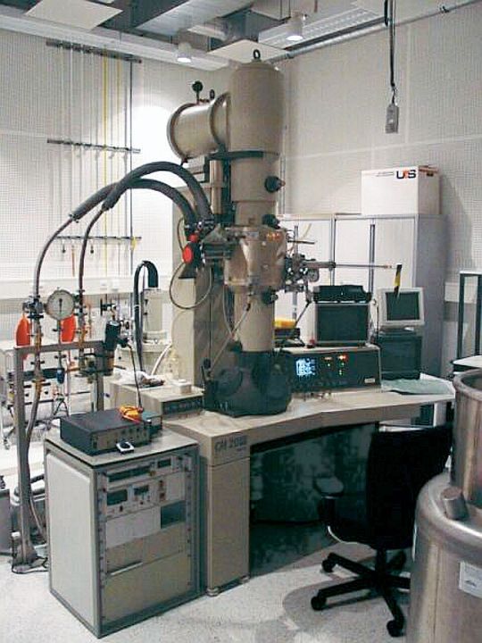 Abb.1: Kryo-Elektronenmikroskop, ausgestattet mit Feldemissionskathode, 200 kV Beschleunigungsspannung und Helium gekühlter, supraleitender Objektivlinse. Abb.1: Kryo-Elektronenmikroskop, ausgestattet mit Feldemissionskathode, 200 kV Beschleunigungsspannung und Helium gekühlter, supraleitender Objektivlinse.