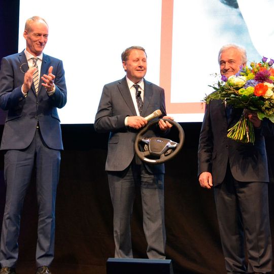 Ford-Deutschland-Geschäftsführer Wolfgang Kopplin (li.) und der neue Händlerverbandspräsident Johann Gesthuysen (Mitte) verabschieden den scheidenden Präsidenten Volker Reichstein. Ford-Deutschland-Geschäftsführer Wolfgang Kopplin (li.) und der neue Händlerverbandspräsident Johann Gesthuysen (Mitte) verabschieden den scheidenden Präsidenten Volker Reichstein.