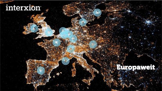Interxion findet sich nach Möglichkeit überall dort, wo sich der Internet-Traffic, hier verdeutlicht durch Licht, ballt.
