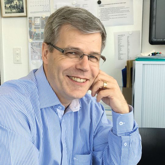 „ Wir wollen stressinduzierte und krankmachende Prozesse besser verstehen, um sie besser behandeln zu können.“ Prof. Dr. med. vet. et phil. II Michael O. Hottiger, Institut für Molekulare Mechanismen bei Krankheiten, Universität Zürich „ Wir wollen stressinduzierte und krankmachende Prozesse besser verstehen, um sie besser behandeln zu können.“ Prof. Dr. med. vet. et phil. II Michael O. Hottiger, Institut für Molekulare Mechanismen bei Krankheiten, Universität Zürich
