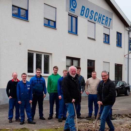 Das Bild zeigt die beiden Geschäftsführer der Boschert GmbH & Co. KG, Peter Kunz (links) und Manuel Lang (rechts) zusammen mit Auszubildenden beim symbolischen Spatenstich für die neue Halle 6 im Stammwerk in Lörrach-Hauingen. Das Bild zeigt die beiden Geschäftsführer der Boschert GmbH & Co. KG, Peter Kunz (links) und Manuel Lang (rechts) zusammen mit Auszubildenden beim symbolischen Spatenstich für die neue Halle 6 im Stammwerk in Lörrach-Hauingen.
