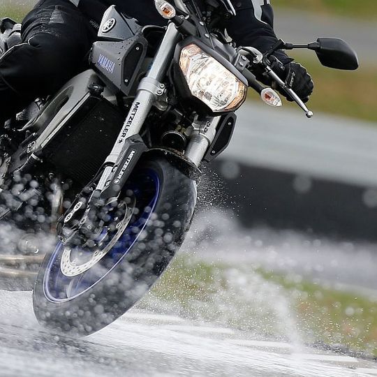Regenfahren macht Spaß – jedenfalls mit dem Metzeler Roadtec 01. Regenfahren macht Spaß – jedenfalls mit dem Metzeler Roadtec 01.