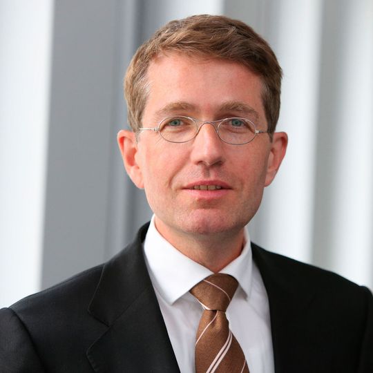 Hermann Falk: „Die Automobil-Branche kann zum Schlüsselfaktor der Energiewende werden. Die Bundesregierung sollte daher ihre Bemühungen intensivieren, um bis 2020 die anvisierten eine Million Elektro-Autos auf die Straße zu bringen. Dem gegenüber würden mittelfristig finanzielle Entlastungen bei Reservekraftwerken und beim Netzausbau stehen.“ Hermann Falk: „Die Automobil-Branche kann zum Schlüsselfaktor der Energiewende werden. Die Bundesregierung sollte daher ihre Bemühungen intensivieren, um bis 2020 die anvisierten eine Million Elektro-Autos auf die Straße zu bringen. Dem gegenüber würden mittelfristig finanzielle Entlastungen bei Reservekraftwerken und beim Netzausbau stehen.“