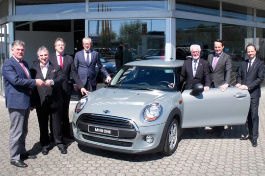 Neues Fahrzeug für Schulungszwecke: (v. li.) Alois Blum (Kreishandwerkerschaft), Frank Hoffmann (BMW AG), Ernst Wittlich (Kfz-Innung), Adolf Titze (Autohaus Hakvoort), Obermeister Manfred Jansen (Kfz-Innung), Frank Brabender und Sascha Kötterer (beide Autohaus Hakvoort).