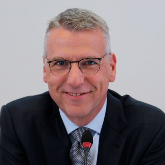 „Zwei Drittel der Mitglieder von VDMA Power Systems glauben, dass in Deutschland wieder in Energieerzeugungsanlagen investiert werden wird“, sagt Andreas Nauen, Vorsitzender des Fachverbands und Beirat des Windenergieanlagenherstellers Senvion. „Zwei Drittel der Mitglieder von VDMA Power Systems glauben, dass in Deutschland wieder in Energieerzeugungsanlagen investiert werden wird“, sagt Andreas Nauen, Vorsitzender des Fachverbands und Beirat des Windenergieanlagenherstellers Senvion.