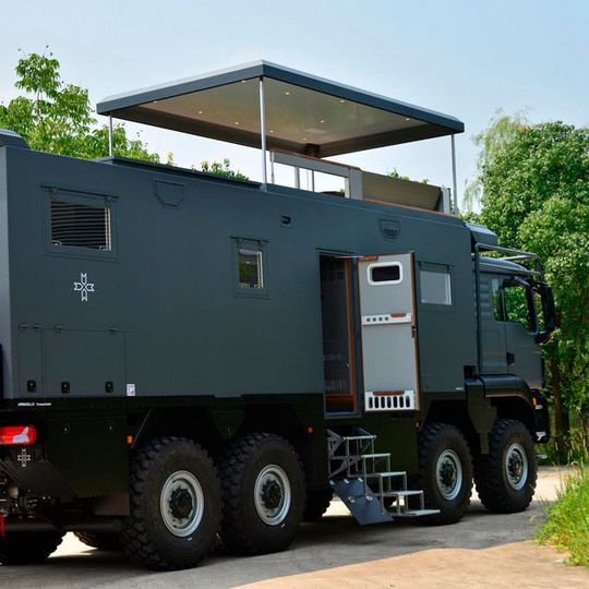 Der Armadillo Conquistador basiert auf einem MAN-Lkw. Der Armadillo Conquistador basiert auf einem MAN-Lkw.