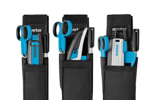 Mit den Gürteltaschen von Martor befördern professionelle Anwender ihre Schneidwerkzeuge sicher von A nach B und haben sie griffbereit, sobald sie benötigt werden. Mit den Gürteltaschen von Martor befördern professionelle Anwender ihre Schneidwerkzeuge sicher von A nach B und haben sie griffbereit, sobald sie benötigt werden.