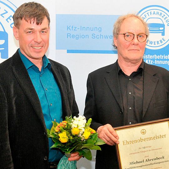 Führungswechsel bei der Kfz-Innung Schwerin: Obermeister Thomas Wilk (li.) und Ehrenobermeister Michael Ahrenbeck.