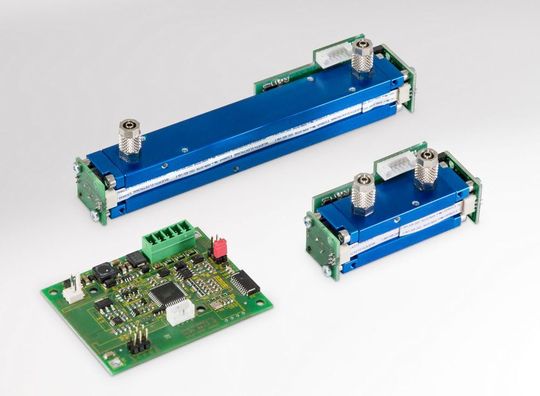 Sensoren der EVO-Serie FLOW (o. und r.) verfügen über Modbus ASCII/RTU via UART. Kombiniert mit der smartCONNECT2 Elektronik (u. l.) bieten sie als EVO-PREMIUM-Serie auch 4-20 mA, 0-2/5/10 V und eine Druckkompensation zur Anbindung an die kundenseitige Hardware. Sensoren der EVO-Serie FLOW (o. und r.) verfügen über Modbus ASCII/RTU via UART. Kombiniert mit der smartCONNECT2 Elektronik (u. l.) bieten sie als EVO-PREMIUM-Serie auch 4-20 mA, 0-2/5/10 V und eine Druckkompensation zur Anbindung an die kundenseitige Hardware.