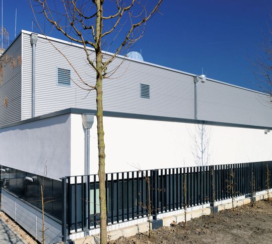 Abb.1: Das neue Laborgebäude am II. Physikalischen Institut der Uni Köln wurde in Modulbauweise realisiert. Abb.1: Das neue Laborgebäude am II. Physikalischen Institut der Uni Köln wurde in Modulbauweise realisiert.