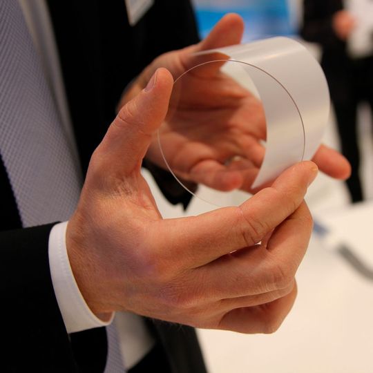 Keramik mal anders: Die Scheibe aus durchsichtiger Keramik kann Glas ersetzen, Keramikfolien sind beispielsweise in Sensoren enthalten. Keramik mal anders: Die Scheibe aus durchsichtiger Keramik kann Glas ersetzen, Keramikfolien sind beispielsweise in Sensoren enthalten.