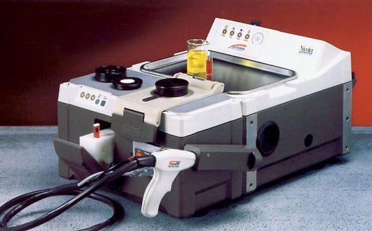 Abb.1: Der Nicolet Antaris FT-NIR Analysator, der eine erfolgreiche Methodenübertragung durch sein Messzubehör erlaubt, in das der Detektor fest installiert ist. Abb.1: Der Nicolet Antaris FT-NIR Analysator, der eine erfolgreiche Methodenübertragung durch sein Messzubehör erlaubt, in das der Detektor fest installiert ist.