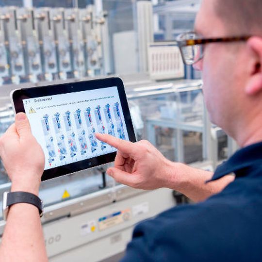 Industrie 4.0 bei Bosch: In der vernetzten Produktion profitiert das Unternehmen von den Umsetzungserfahrungen in seinen eigenen rund 250 Werken. Diese Erfahrungen setzt das Unternehmen in externe Services um. Bis 2020 erwartet Bosch durch die vernetzte Produktion kumuliert sowohl eine Milliarde Euro Kostenersparnis als auch eine Milliarde zusätzlichen Umsatz. Industrie 4.0 bei Bosch: In der vernetzten Produktion profitiert das Unternehmen von den Umsetzungserfahrungen in seinen eigenen rund 250 Werken. Diese Erfahrungen setzt das Unternehmen in externe Services um. Bis 2020 erwartet Bosch durch die vernetzte Produktion kumuliert sowohl eine Milliarde Euro Kostenersparnis als auch eine Milliarde zusätzlichen Umsatz.