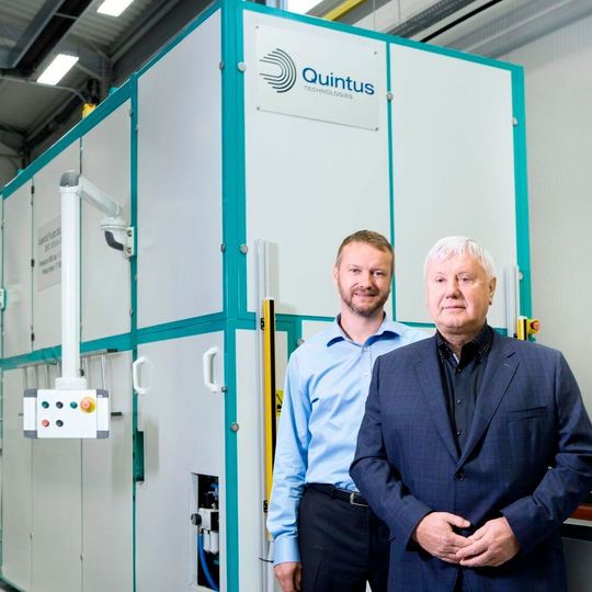 Die 17000 t Flexform-Presse von Quiintus ist ideal für Blech-Prototyping und Klein-/Mittelserien-Fertigung mit kurzen Durchlaufzeiten. Die 17000 t Flexform-Presse von Quiintus ist ideal für Blech-Prototyping und Klein-/Mittelserien-Fertigung mit kurzen Durchlaufzeiten.