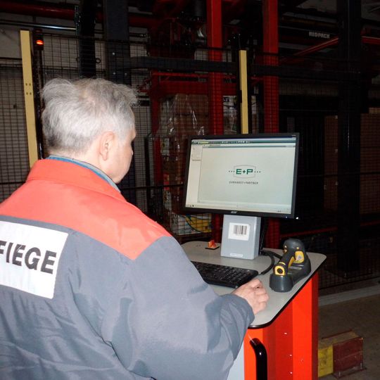 Am Standort Bürstadt hat ein Projektteam des i Logistikdienstleisters Fiege eigenständig das Lagerführungssystem LFS von Ehrhardt + Partner implementiert. Am Standort Bürstadt hat ein Projektteam des i Logistikdienstleisters Fiege eigenständig das Lagerführungssystem LFS von Ehrhardt + Partner implementiert.