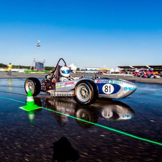 Speziell auf die Fächer Karosserie und Fahrwerk wird im Studiengang Motorsport Engineering eingegangen. Speziell auf die Fächer Karosserie und Fahrwerk wird im Studiengang Motorsport Engineering eingegangen.