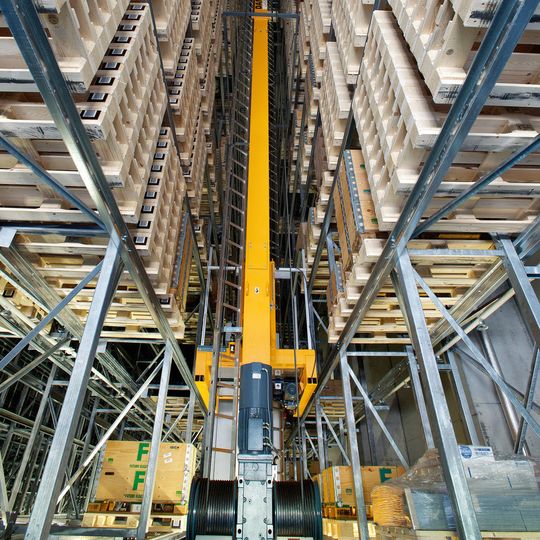 Kran im Lager von Future Electronics: Da der Distributor für die Bevorratung der Bausteile sorgt, nimmt er die Betriebskosten für die Lagerhaltung auf seine Schultern. Kran im Lager von Future Electronics: Da der Distributor für die Bevorratung der Bausteile sorgt, nimmt er die Betriebskosten für die Lagerhaltung auf seine Schultern.