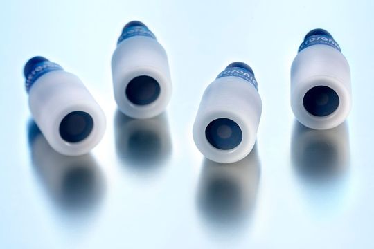 Bei den Ultraschallsensoren Pico+TF entwickelt ist die aktive Sensorfläche mit Teflon vor sehr aggressiven Chemikalien geschützt. Bei den Ultraschallsensoren Pico+TF entwickelt ist die aktive Sensorfläche mit Teflon vor sehr aggressiven Chemikalien geschützt.