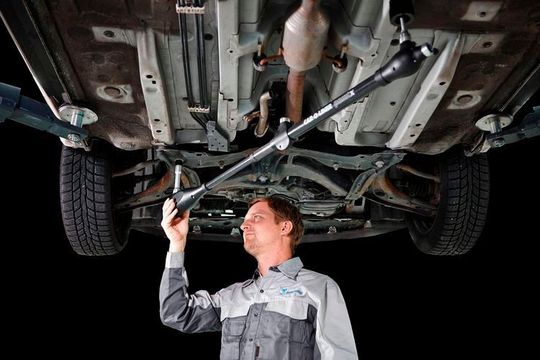 Der Magnethalter fixiert eine Messspitze dauerhaft am Messpunkt, so kann der Anwender die maximale Reichweite des Gerätes von zwei Metern auch mit einer Hand nützen.