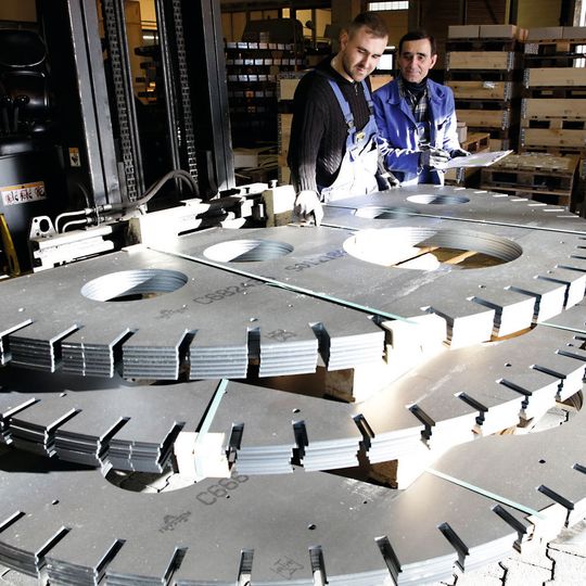 Schages kann bis zu einer Länge von 12 m und einer Breite von 3 m laserschneiden. Schages kann bis zu einer Länge von 12 m und einer Breite von 3 m laserschneiden.