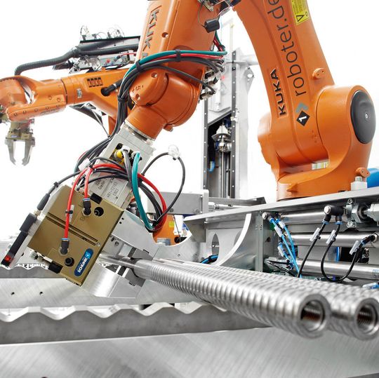 Nach Prognosen der International Federation of Robotics (IFR) wird der globale Absatz von Industrierobotern bis 2018 auf etwa 400.000 verkaufte Einheiten steigen und sich damit im Vergleich zu 2014 fast verdoppeln. Nach Prognosen der International Federation of Robotics (IFR) wird der globale Absatz von Industrierobotern bis 2018 auf etwa 400.000 verkaufte Einheiten steigen und sich damit im Vergleich zu 2014 fast verdoppeln.