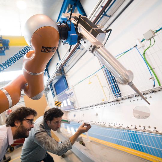 Valeri ist ein mobiler Assistenzroboter in der Flugzeugindustrie und arbeitet im direkten Umfeld des Menschen. Valeri ist ein mobiler Assistenzroboter in der Flugzeugindustrie und arbeitet im direkten Umfeld des Menschen.