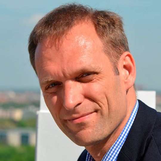 Der Autor: Stefan Sack hat über 20 Jahre Management und Beratungs-Erfahrung in der IT. Er leitet seit 2012 das Agile Competence Team bei Capgemini, welches Unternehmen und Projekte in der agilen Transformation berät und begleitet. Zuvor war er in verschiedenen Management Funktionen in der Prozessberatung, Projektmanagement sowie im Vertrieb und der Vertriebsleitung tätig. Der Autor: Stefan Sack hat über 20 Jahre Management und Beratungs-Erfahrung in der IT. Er leitet seit 2012 das Agile Competence Team bei Capgemini, welches Unternehmen und Projekte in der agilen Transformation berät und begleitet. Zuvor war er in verschiedenen Management Funktionen in der Prozessberatung, Projektmanagement sowie im Vertrieb und der Vertriebsleitung tätig.