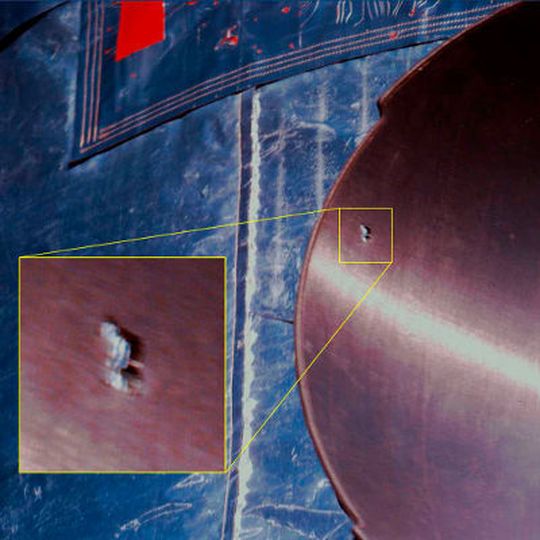 Beschädigtes Hubble-Teleskop: Eine Kollision mit Weltraumschrott durchschlug eine Antennenschüssel des Weltraumteleskops komplett.