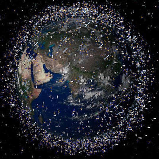 Zugemüllter Erdorbit: Künstlerische Darstellung, die eine Ansammlung von Weltraumschrott neben Satelliten im erdnahem Orbit zeigt. Die Größe der Trümmer ist übertrieben im Verhältnis zur Erde, dennoch verdeutlicht die Simulation, wie dicht gedrängt es in der Erdumlaufbahn zugeht.