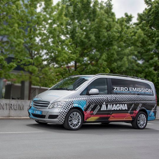 Bei aufgeladener Batterie soll das Magna-Demofahrzeug überwiegend elektrisch unterwegs sein und nur bei sinkendem Ladezustand die Brennstoffzelle zuschalten. Bei aufgeladener Batterie soll das Magna-Demofahrzeug überwiegend elektrisch unterwegs sein und nur bei sinkendem Ladezustand die Brennstoffzelle zuschalten.