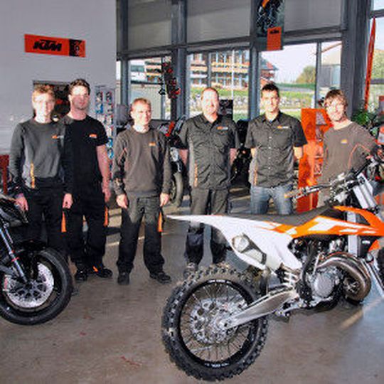Während andere noch nach dem Schnuller riefen, nuckelten die beiden Müller-Brüder Stephan (re.) und Roland (2. v. r.) bereits am Stollenprofil. Die beiden zelebrieren wahrlich ein Leben für und mit dem Motorcross. Während andere noch nach dem Schnuller riefen, nuckelten die beiden Müller-Brüder Stephan (re.) und Roland (2. v. r.) bereits am Stollenprofil. Die beiden zelebrieren wahrlich ein Leben für und mit dem Motorcross.