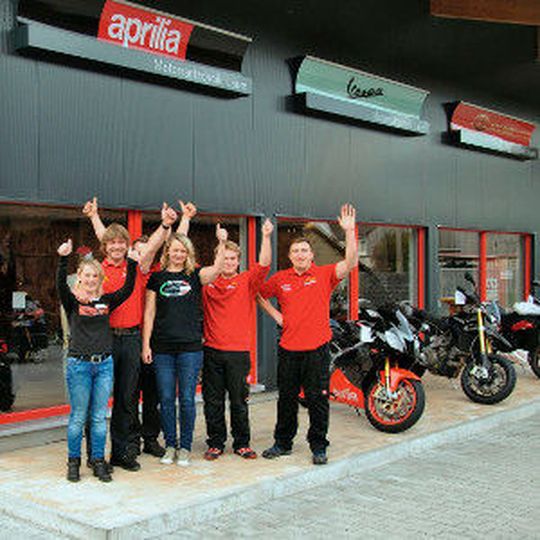 Tolle Gegend, tolle Truppe, tolle Hütte: Bei Motorradtechnik Laure in Breitenthal gibt´s Maschinen und Service vom allerfeinsten. Tolle Gegend, tolle Truppe, tolle Hütte: Bei Motorradtechnik Laure in Breitenthal gibt´s Maschinen und Service vom allerfeinsten.