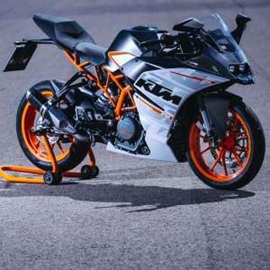Die KTM RC 390 erhält eine Modellüberarbeitung und wird dadurch vor allem technisch aufgewertet. Die KTM RC 390 erhält eine Modellüberarbeitung und wird dadurch vor allem technisch aufgewertet.